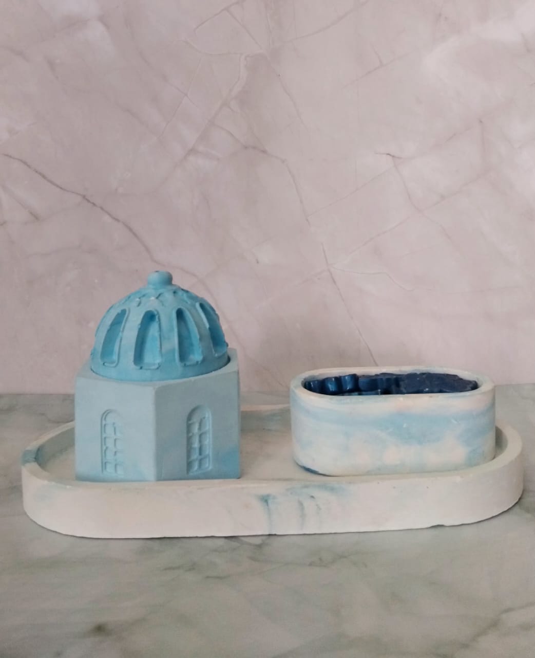 ستاند من الجبس الابيض مموج باللون الازرق مع مبخرة وعلبة بخور مناسبة للديكور والاستخدام