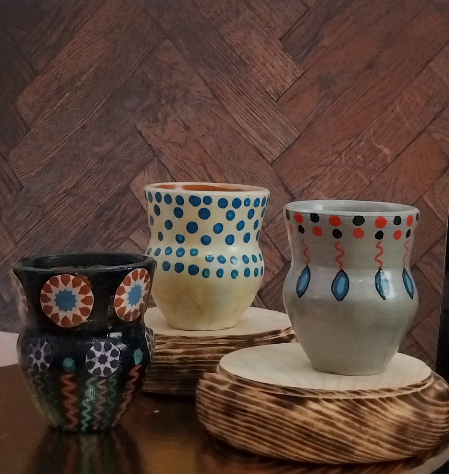 قطع مميزة من الفخار مرسومة يدويا تناسب الديكور