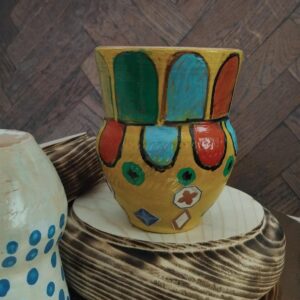 قطعة مميزة من الفخار مرسومة يدويا تناسب الديكور