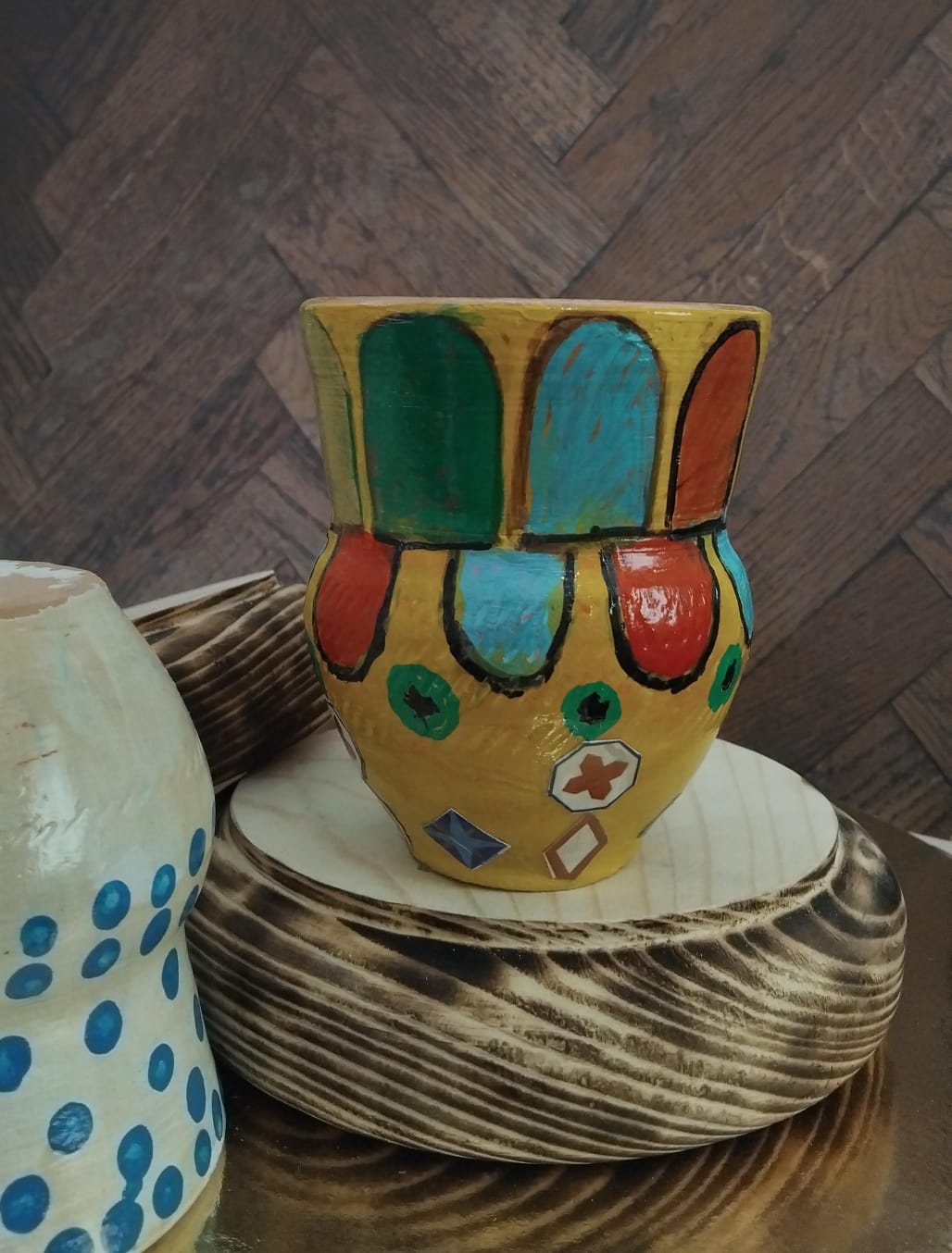 قطعة مميزة من الفخار مرسومة يدويا تناسب الديكور