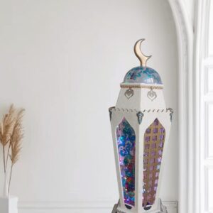 فانوس رمضان بطابع عربي اسلامي مزين بالحفر والرسم اليدوي مع الديكوباج مناسب لزينة رمضان