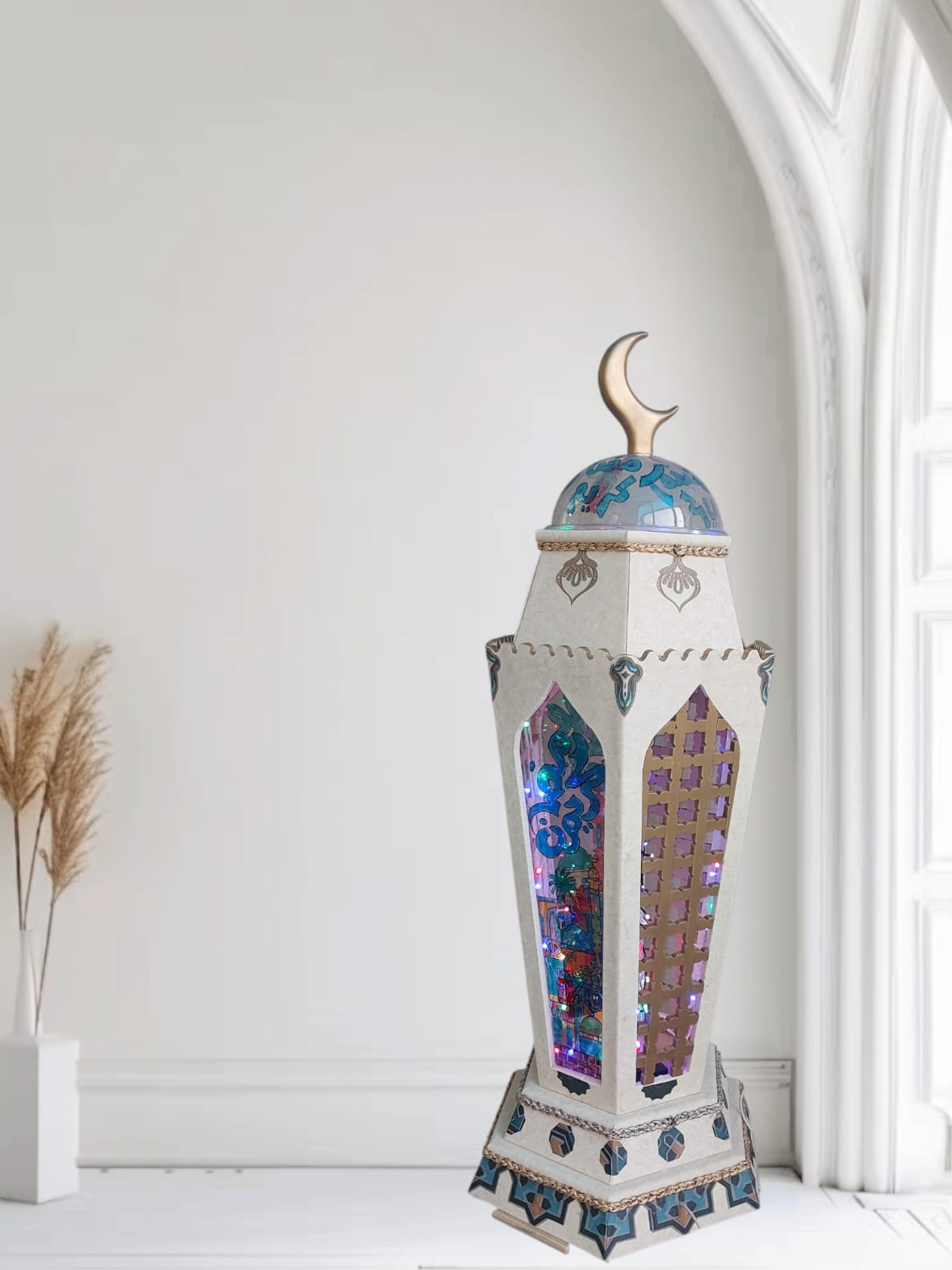 فانوس رمضان بطابع عربي اسلامي مزين بالحفر والرسم اليدوي مع الديكوباج مناسب لزينة رمضان