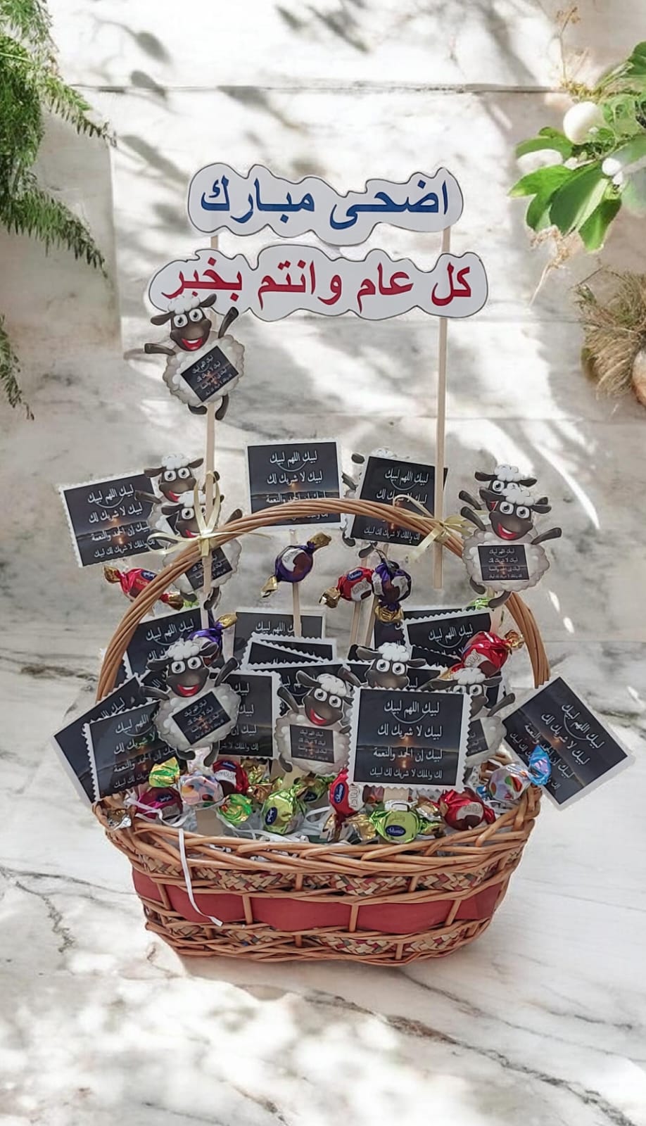  سلة مصنوعة من القش والخشب مع توزيعات تناسب الاعياد والمناسبات 